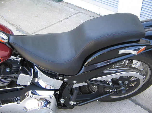 Neubezug eines Motorrad-Sitzes 